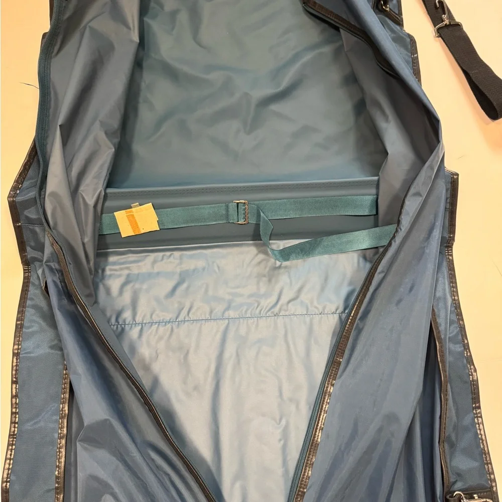 American Tourister Navy Travel Garment Bag. Keys included.